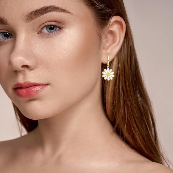 Neiman Marcus 18K Gold Plated Daisy Earrings - Picture 1 of 3